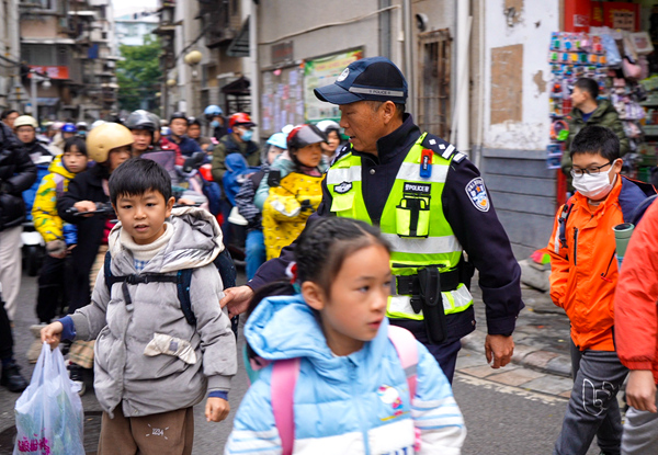 站好“护学岗”守好“上学路”(图2)